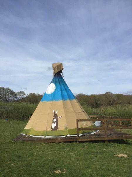 Big Sky Tipi Holidays Wartling Extérieur photo